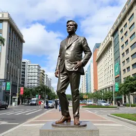 Avenida Paulista banco de bronze Mauricio de Sousa