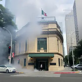 fumaça no consulado da Itália