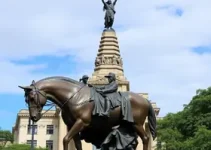 Mauricio de Sousa ganha estátua de bronze na Av. Paulista ao lado da Turma da Mônica