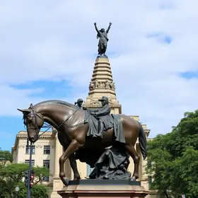 Mauricio de Sousa ganha estátua de bronze na Av. Paulista ao lado da Turma da Mônica