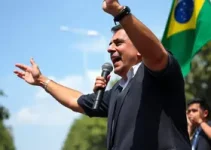 Flavio Bolsonaro e Tarcísio participam de ato na Avenida Paulista